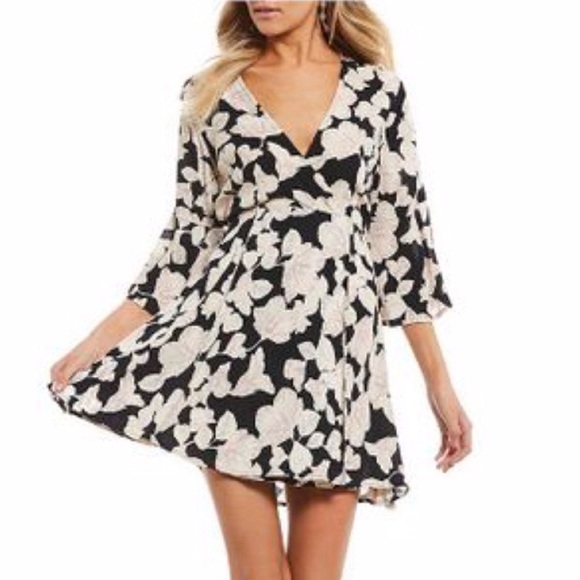 Billabong Dresses & Skirts - 🤩{Billabong} Navy Floral Wrap Dress🐬